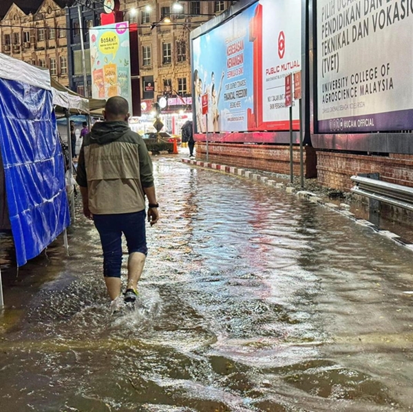 豪雨降临甲市区，导致市区多个地区水灾。图为市长沙丹奥斯曼到海乾街一带视察水灾情况。