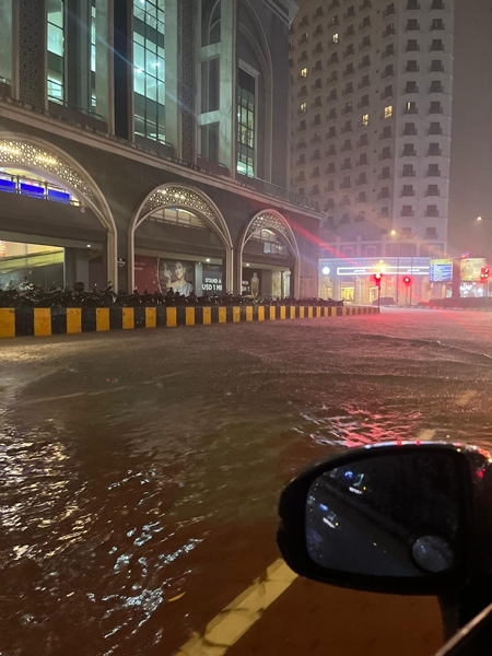 英雄广场及惠胜酒店前方道路，沦为水乡。