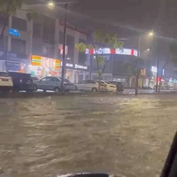 哥打沙班达主要道路沟水淹没路面。