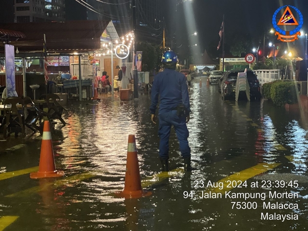 以马六甲河为邻的甘榜摩登因河水倒流，导致47间屋子受灾。