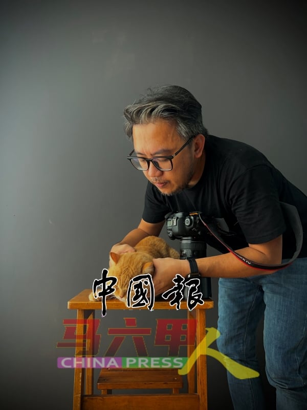 与橘猫素未谋面的梁恩来，调整猫咪姿势时需要额外细心、小心，避免吓着猫咪。