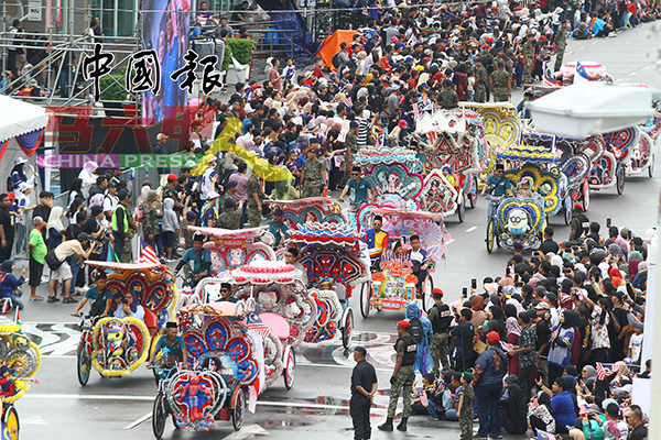 ■换上七彩服装的三轮车登场，三轮车也是古城备受欢迎的旅游产品。