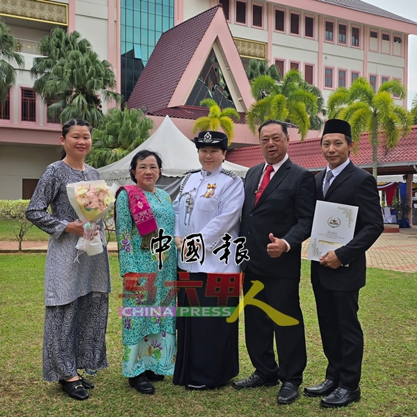 郭棓芸警长（中）与家人分享喜悦。