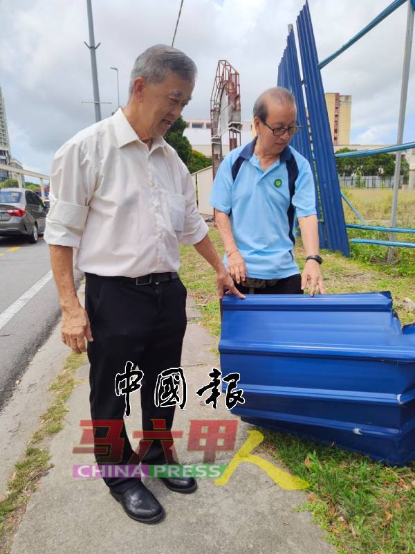 脱落到人行道的锌板，容易割伤路人。左起陈劲源及李祥生。