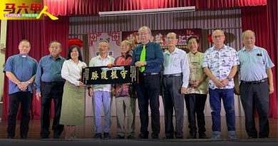 艺术飨宴   听出耳油  幽默表演逗乐逾千人