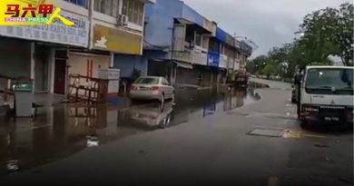 清晨大雨一些地区突发水灾     水淹路面    情况不严重
