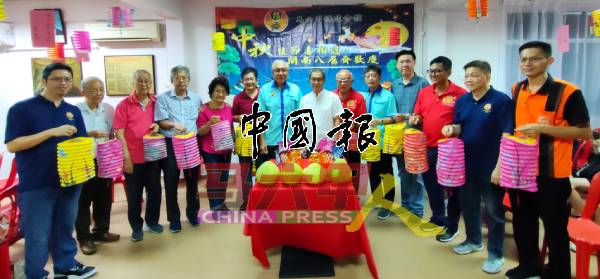 嘉宾出席“中秋佳节喜相逢、闽南八属齐欢庆”中秋晚会，左起王逸彬、沈墨义、沈清海、陈延东、林秀婉、吴添福、陈念升、何桂文、苏德招、曾华金、柯伟强、史钬沅、邱鸿水及姚和炎。