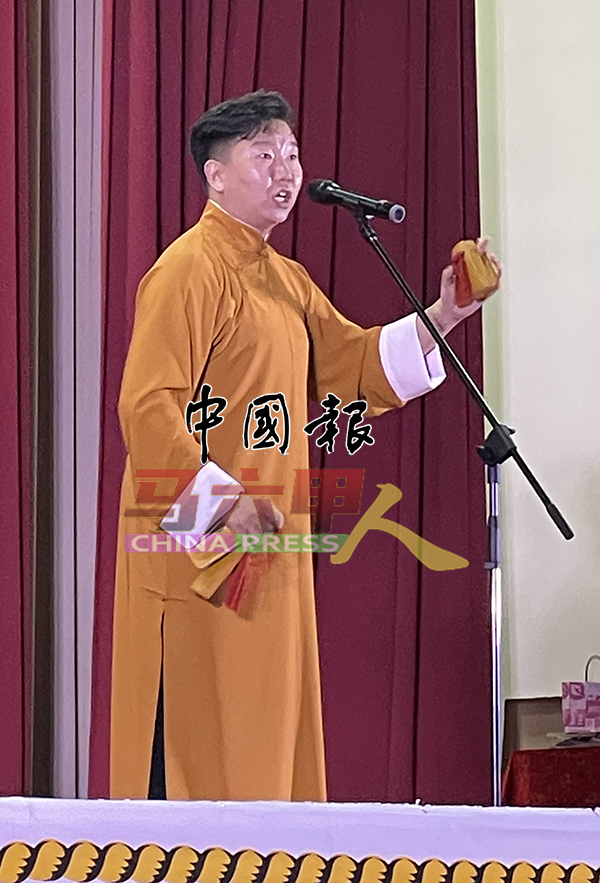 ■郭鸿斌双手快拍节奏精准，嘴里绕着复杂的口令，但他面不改色，毫不慌乱，展示出高超的技艺。