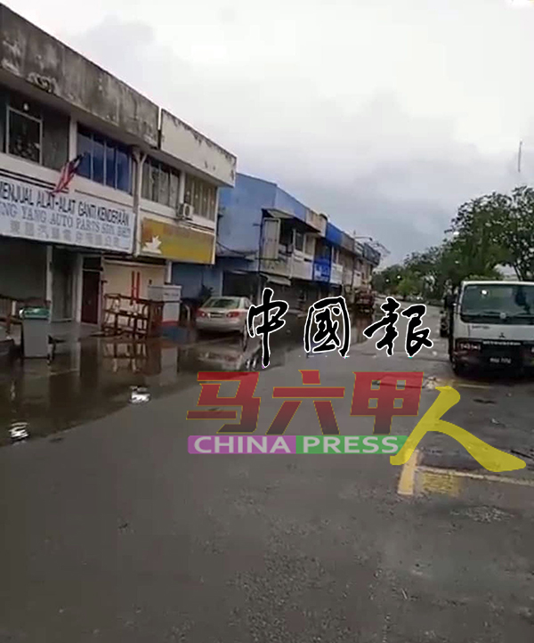 ■玛琳再也柏卡路雨后路面积水。