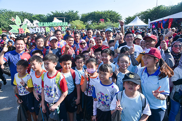 ■市政厅辖区内的中小学生，也来参与“历史城市政厅2024年世界清洁日”活动。