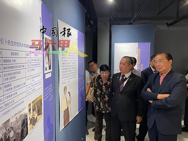 ■李文龙（前排右起）及李建国，一同参观“风雅永续、百年李迹”特展资讯。