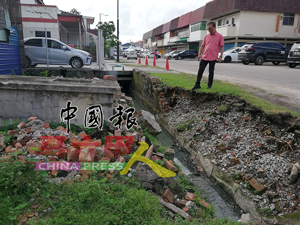 ■沟堤坍塌也影响路面塌陷。