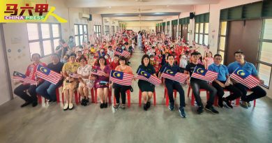 马接翁武华小师生 爱国行喊默迪卡