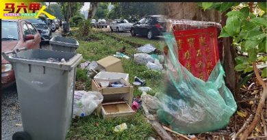 甲岭花园垃圾一堆堆 神主牌摩哆也乱丢