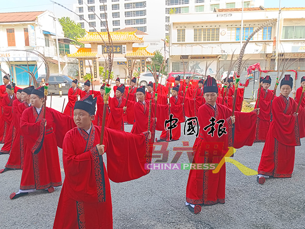 ■佾舞成员服饰采用红黑配色的汉服，配以梁冠、义领和翘头鞋，表演道具为翟和竹笛（取代传统的籥）。