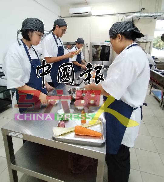 烹饪科系的学员，将在开放日准备糕点餐食以义卖。