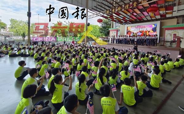 学生们在台上演唱爱国歌曲，台下的学生们则挥舞辉煌条文，表达对国家的热爱。