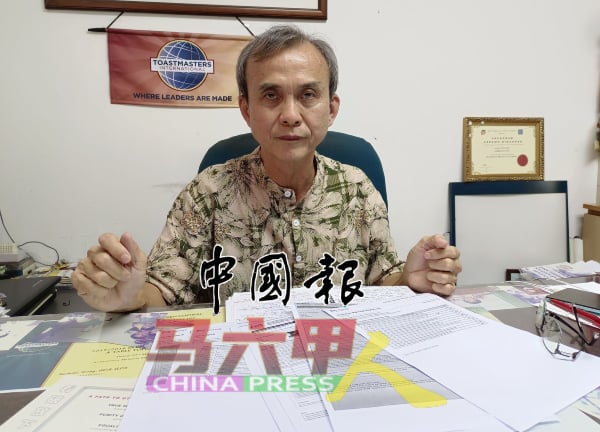 麦志坚接到6名满分优秀生投诉无法获得政府大学的首选科系，盼政府正视问题设立委员会处理，免类似事件一再上演。