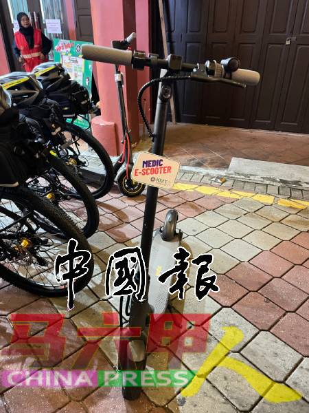 怡力无车区急救中心设施完善，除了迷你救护车、巡逻自行车，还有医疗电动滑板车。