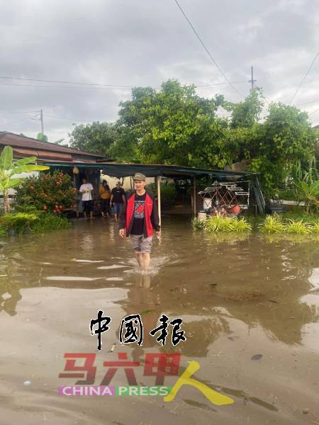 双溪布达发生突发水灾，居民涉水而过。（图取自郭子毅面子书）