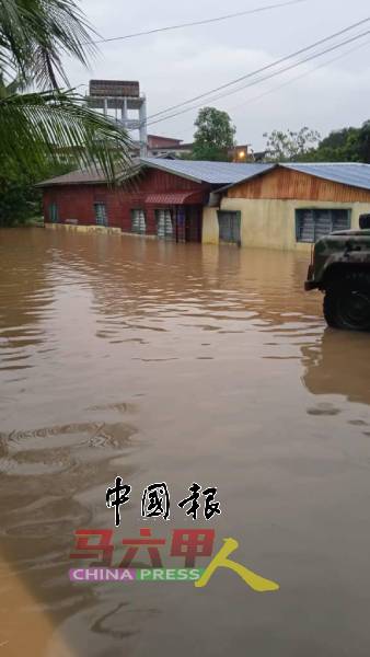 双溪布达河水在豪雨后泛滥，造成低漥地区突发水灾。（图取自郭子毅面子书）