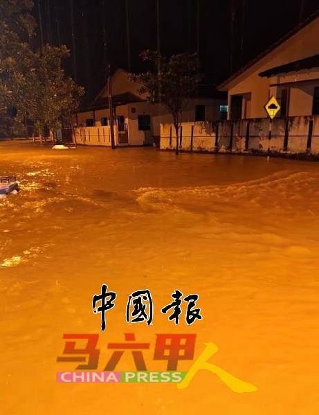 马日丹那丽雅花园在周四凌晨3时左右即因豪雨发生水灾。（图取自“每日马日丹那”面子书）