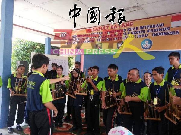 玛琳国中特殊班摇竹乐器昂格隆（Angklung）队，曾赴泰国演出。