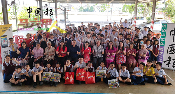 野新拉朗华小学生获得家协主席锺海权赞助《中国报》，纷纷竖起拇指赞好。