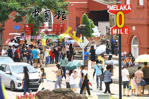 雨后的荷兰广场，涌现许多游客慕名而来感受异国风情。