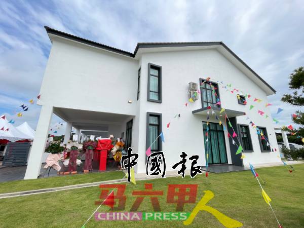 宝峰置地为马六甲迎来首创“扩建式”双层排屋，将车房上方扩建16尺，打造主卧室及宽敞的次厅。