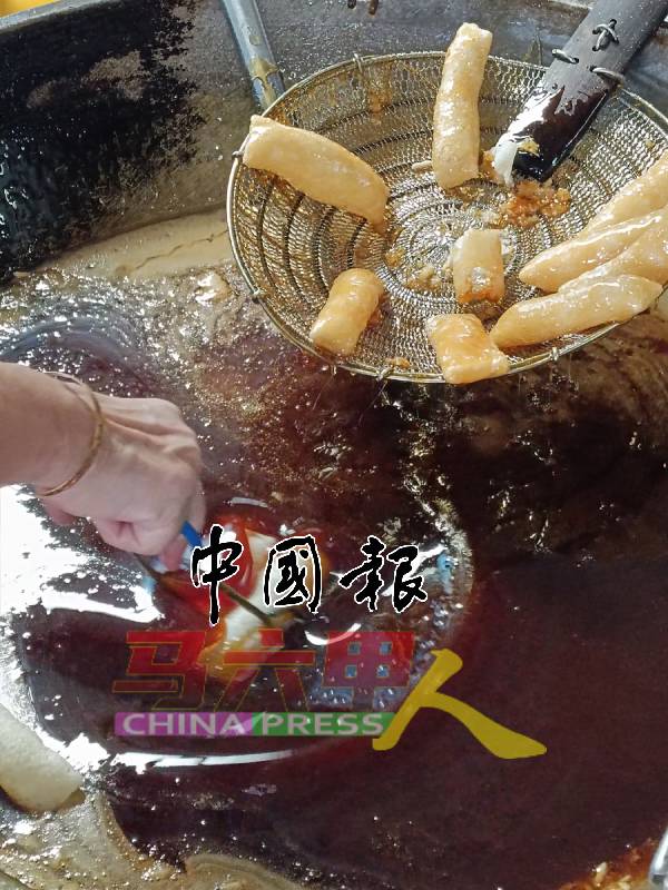 经过炸至香脆的糯米饼，需要下锅裹上麦芽糖，味道甜而不腻。