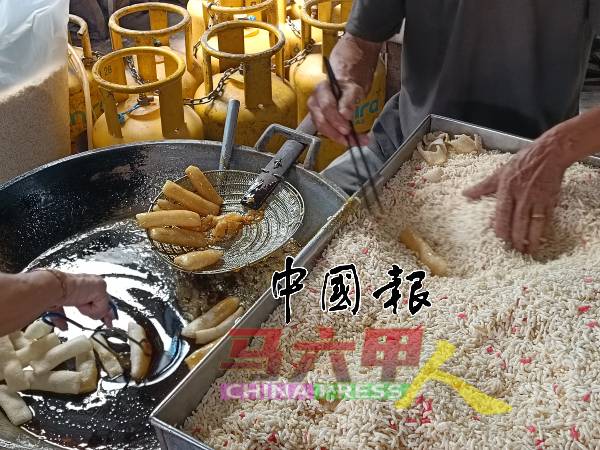 糯米饼粘上米香后，即是米佬。