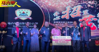 阿德里：关注学校需求 “购设备  提升数字教育”
