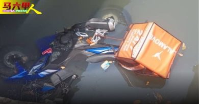 防洪沟围栏崩塌 送货员连人带摩哆坠沟