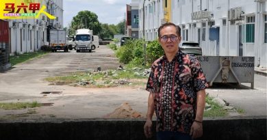 恐碾压随时塌 别把车停在沟盖上