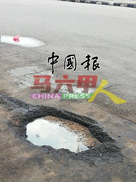 路面破损和积水。