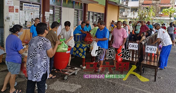 ■受惠者有秩序地领取盒饭，以及热心人士赞助的其他干粮或食材。