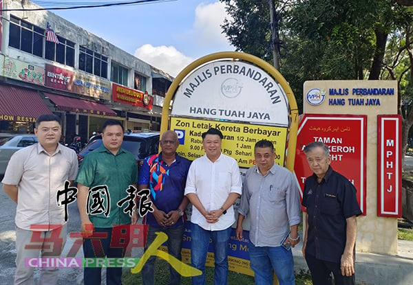 全新泊车手机应用程式“Melaka Smart Parking”于10月2日正式启用，左起为郑瑾韩、李彦纬、拉威、符龙川、雷宝翔及陈劲源。