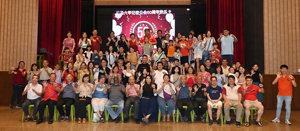 适逢马六甲记者公会50周年，在大合照环节时，所有出席的会员、前会员、理事、前主席及家属们，开心地比出“五十”，祝贺马六甲记者公会。 