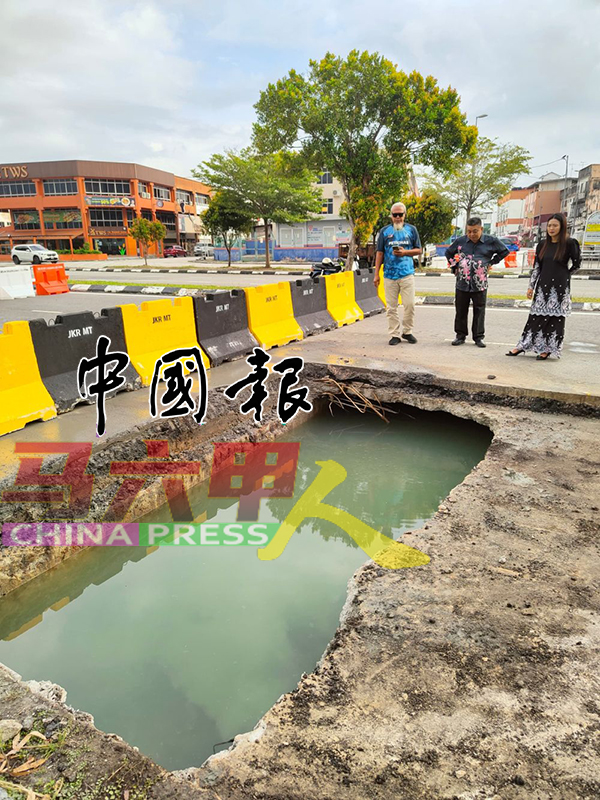 ■林朝雁（右起）及雷宝翔视察路坑情况。