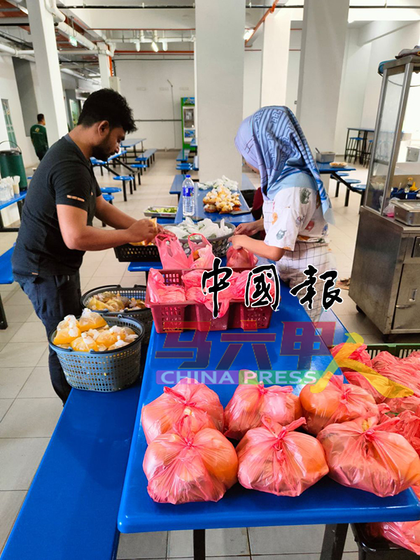 ■食堂员工正打包i-Asrama住户的餐食，他们可选择每天包2餐或3餐，一餐只需5令吉。