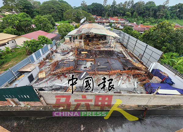 记者从附近建筑物高空拍到发生坍塌及酿成1死2伤的场地。