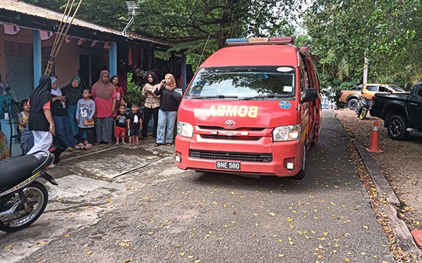 消拯员出动“紧急医药援救服务”救护车，把伤者送往医院接受治疗。