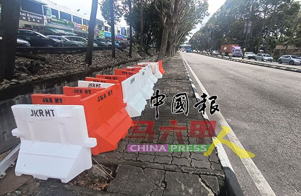 路边置放了多个障碍物，相信是为即将试跑的“禁止右转”措施做准备。