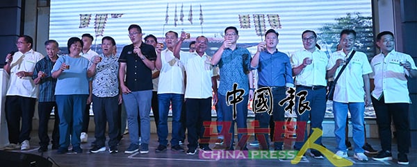 嘉宾及元天宫理事向到场者敬茶；前排左2起是陈劲源、陈彩云、魏世德、谢守钦、彭良诵、彭锦云、林万锋及蔡求伟。