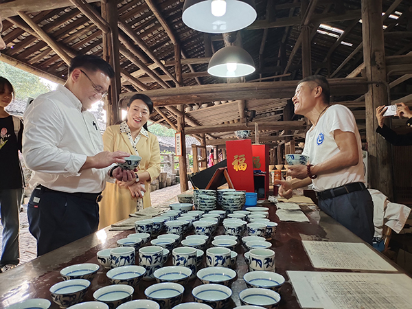 ■盛璟晶（左2）向颜天禄介绍景德镇的制瓷古窑。