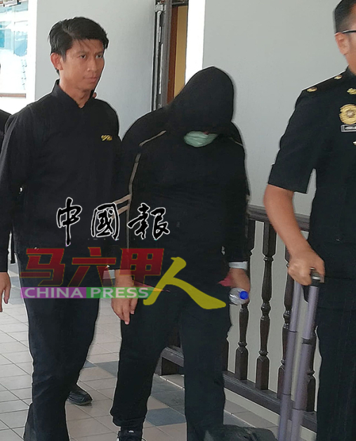 ■被告罗家成（译音，右）在欺骗条文下被控和认罪。