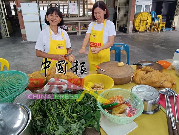 ■居住北添宫附近的陈秋蓉（右），已是第二年加入义工行列，为神庙及社会作出奉献。