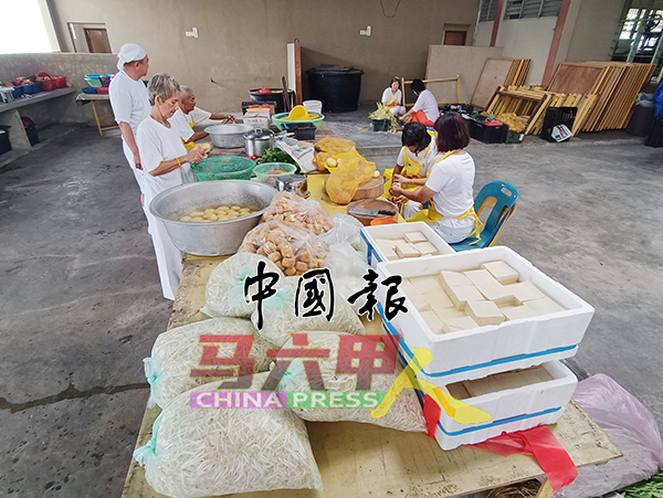 北添宫厨房每日需要应付约600人的午餐与晚餐，义工的工作不简单。