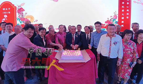 ■嘉宾及会员上台切蛋糕庆祝马六甲桃源俱乐部成立103周年，前排左起为林国耀、郑庆源、郑永传、郑福成、颜贞强、郑瑞开及李献等。